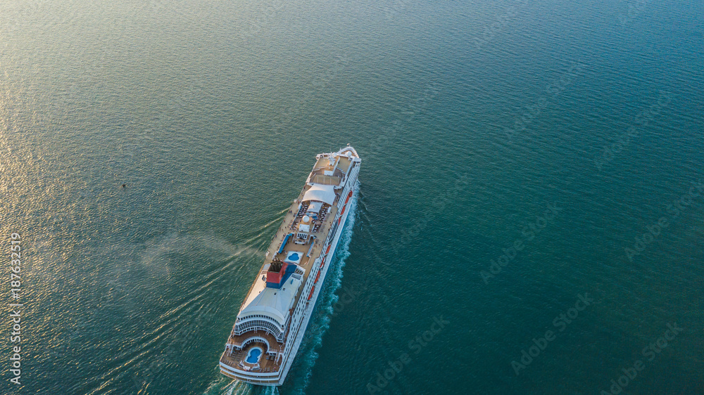 海上大型游轮、客运游轮、大型游轮航行