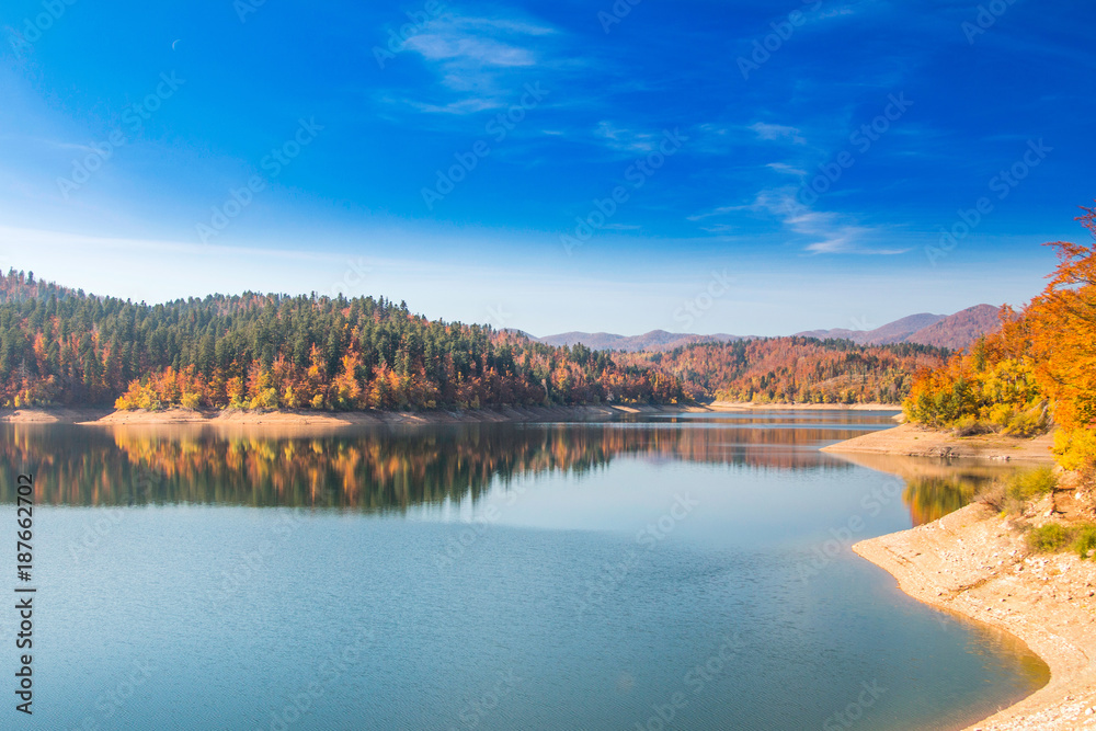 Lokvarsko湖全景，美丽多彩的山地秋季景观，Lokve，Gorski kotar，