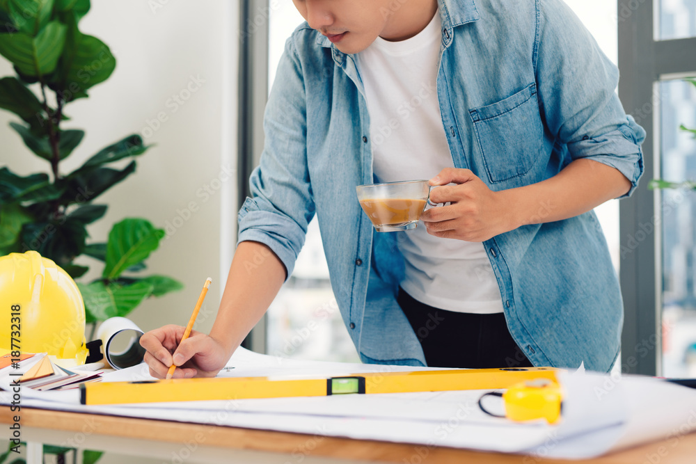 建筑师在木桌上绘制建筑项目草图，俯视图