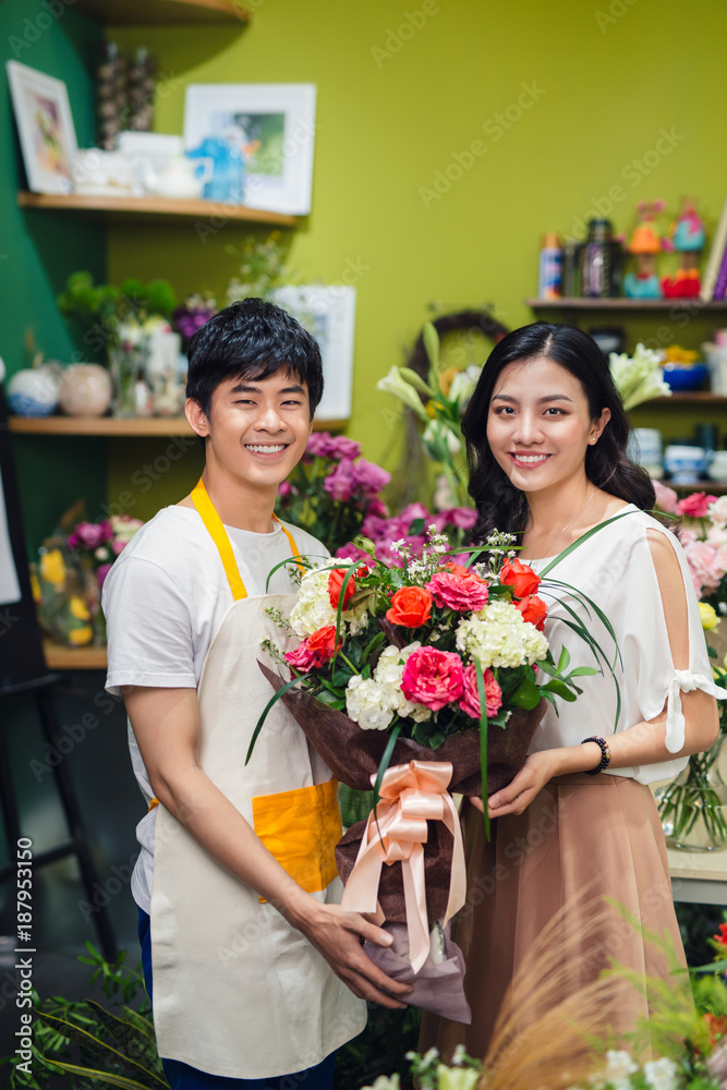 男花店老板在花店柜台献花