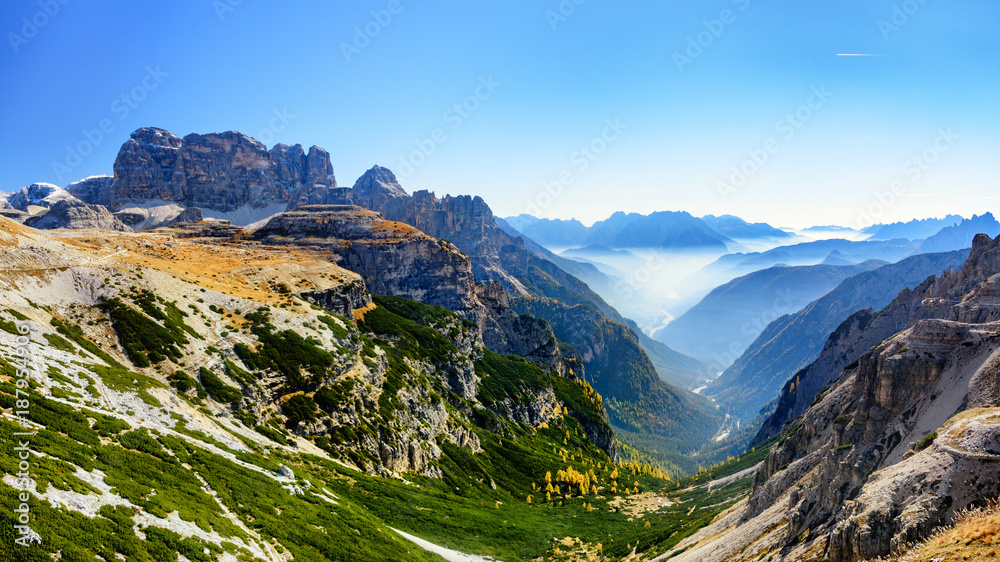 widok na zamgloną dolinę spod Tre Cime di Lavaredo