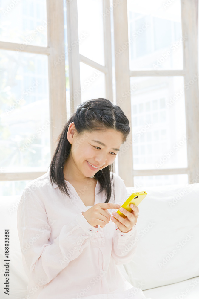 女性　スマートフォン