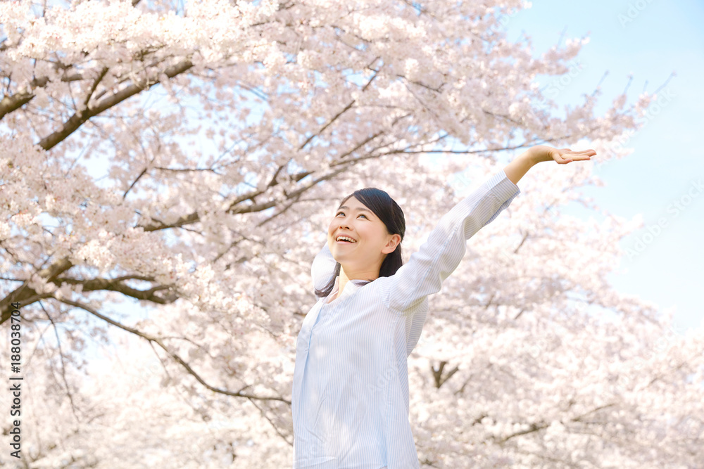 女性　桜