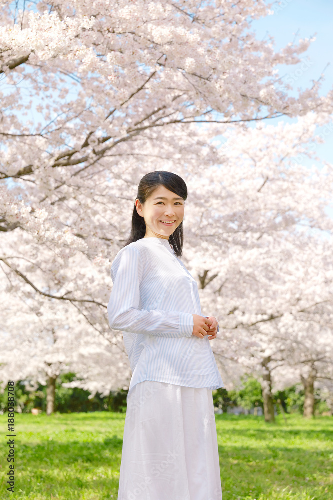 女性　桜