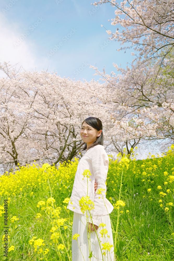 女性　桜と菜の花