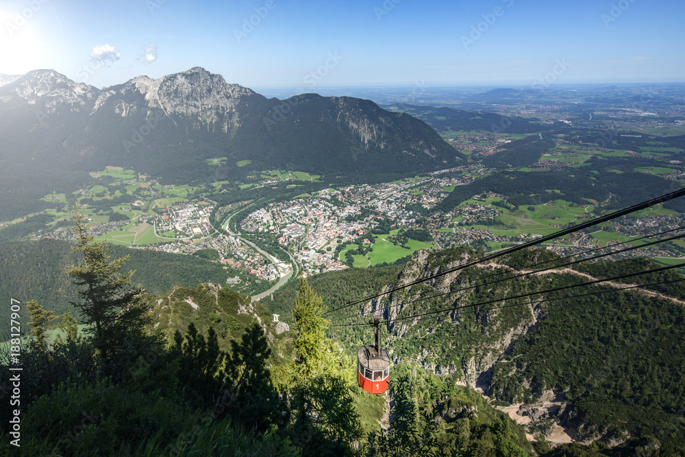 缆车高高耸立在美丽的巴伐利亚州的高山小镇Bad Reichenhall。