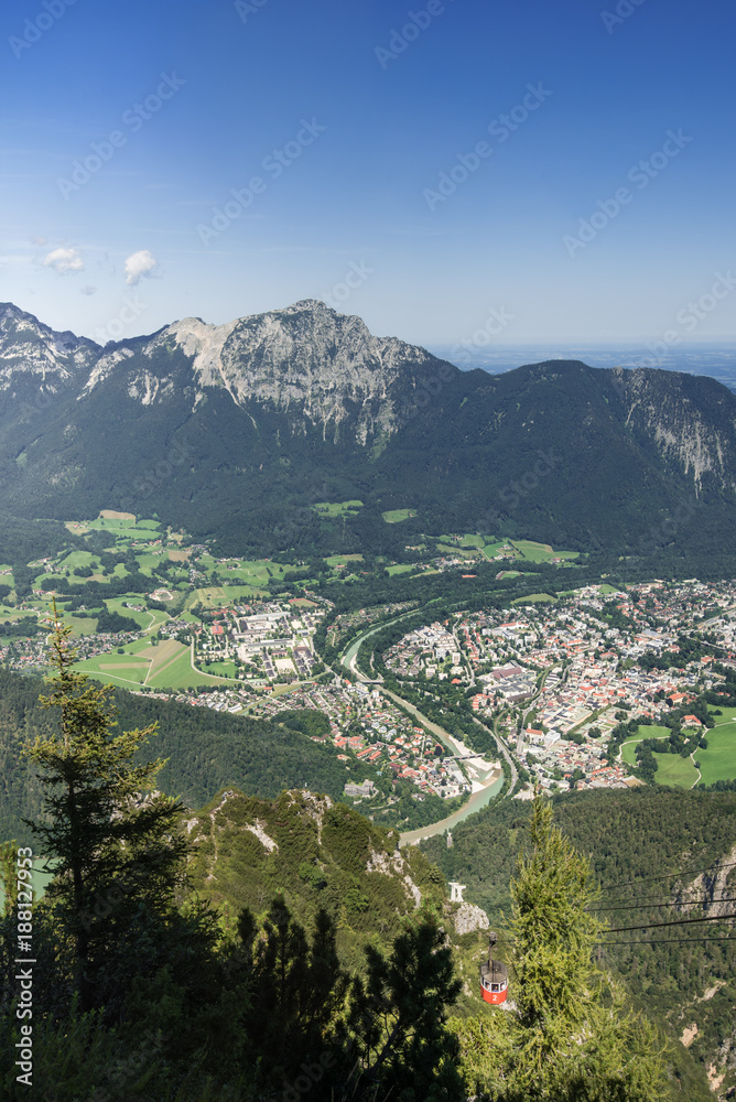 缆车高高耸立在美丽的巴伐利亚州的高山小镇Bad Reichenhall。