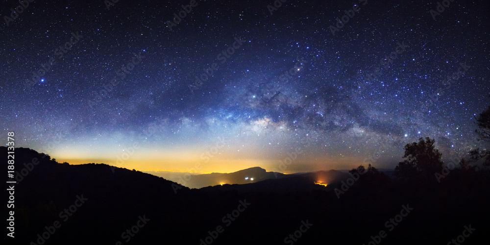 Doi inth的星空和银河系全景，宇宙中有恒星和太空尘埃