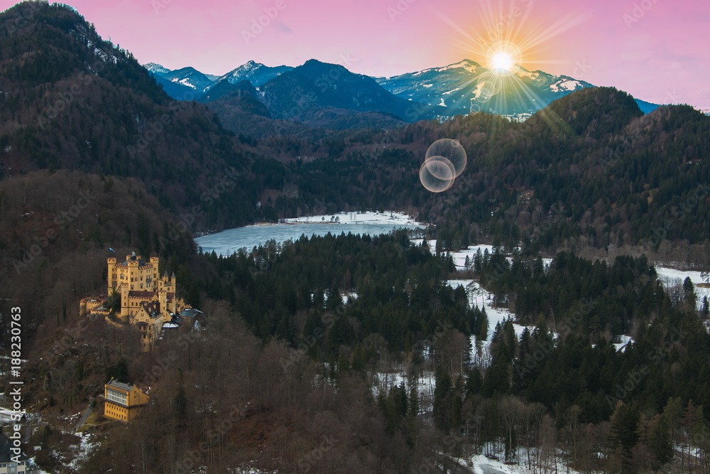 Romantico scenario delle alpi bavaresi allalba al sorgere del sole