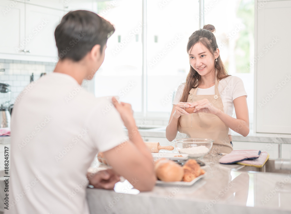 男人喝咖啡，女人做饭