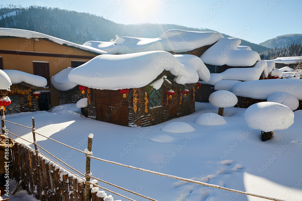 圆形的纯白的雪风景。