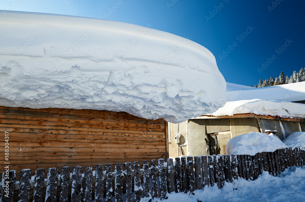 圆形的纯白的雪风景。