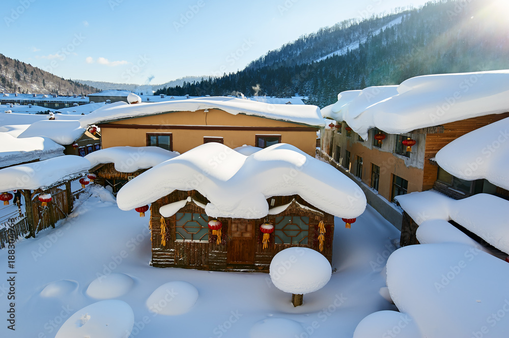 圆形的纯白的雪地风景。