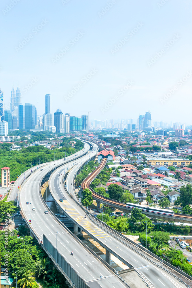 高架道路和现代建筑鸟瞰图