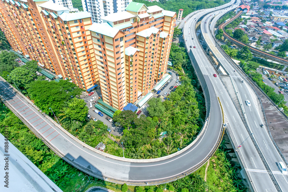 现代住宅和高架道路鸟瞰图