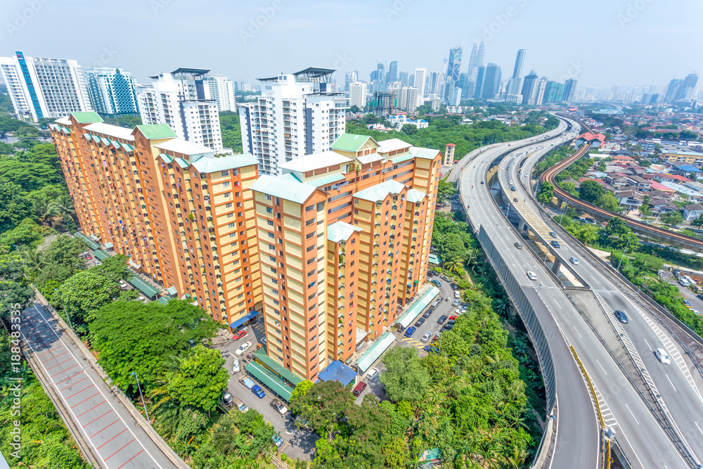 现代住宅和高架道路鸟瞰图