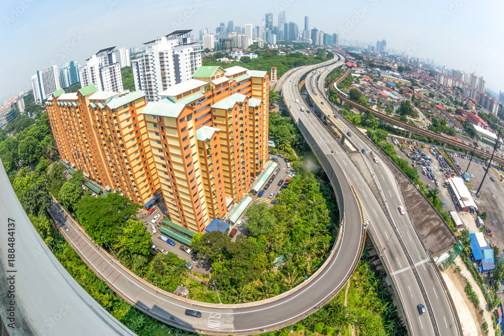 现代住宅和高架道路鸟瞰图