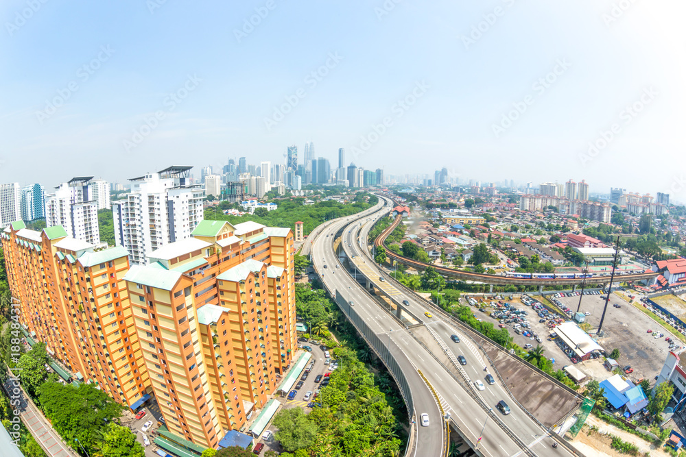 现代住宅和高架道路鸟瞰图