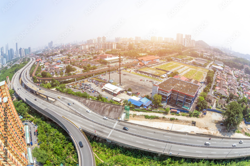 高架道路和现代建筑鸟瞰图