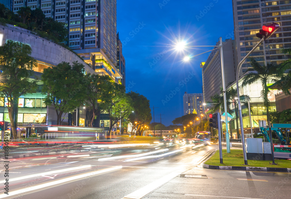 现代城市中的繁忙道路和现代建筑