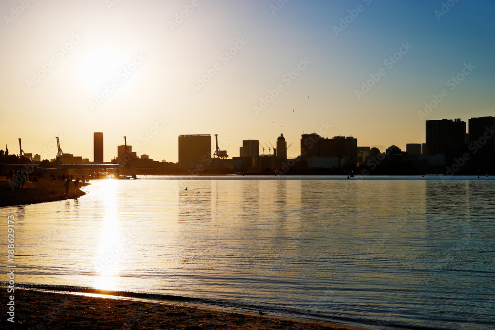 夕暮れの東京の海