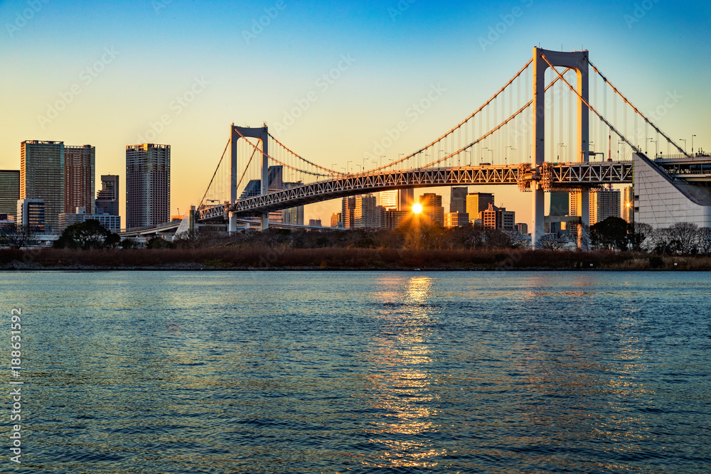 夕暮れの東京の海