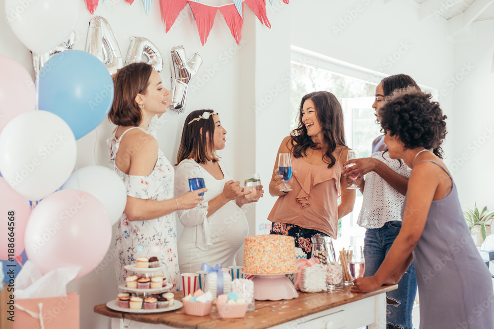 孕妇与朋友庆祝婴儿送礼会