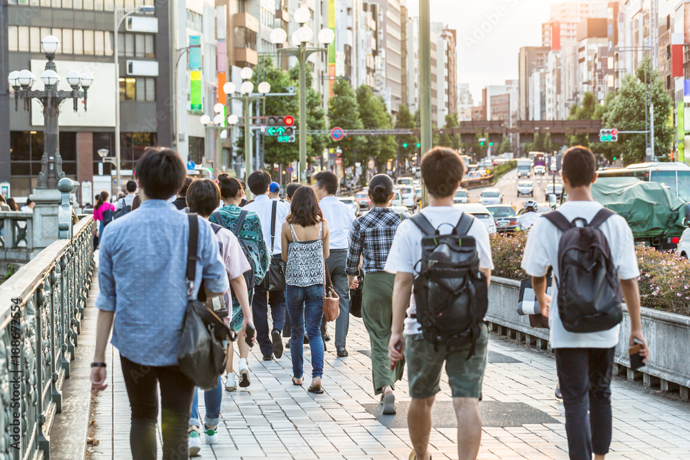 都会を歩く人々と街並