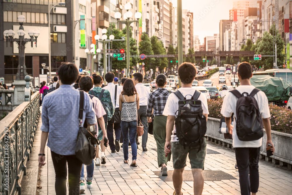 都会を歩く人々と街並