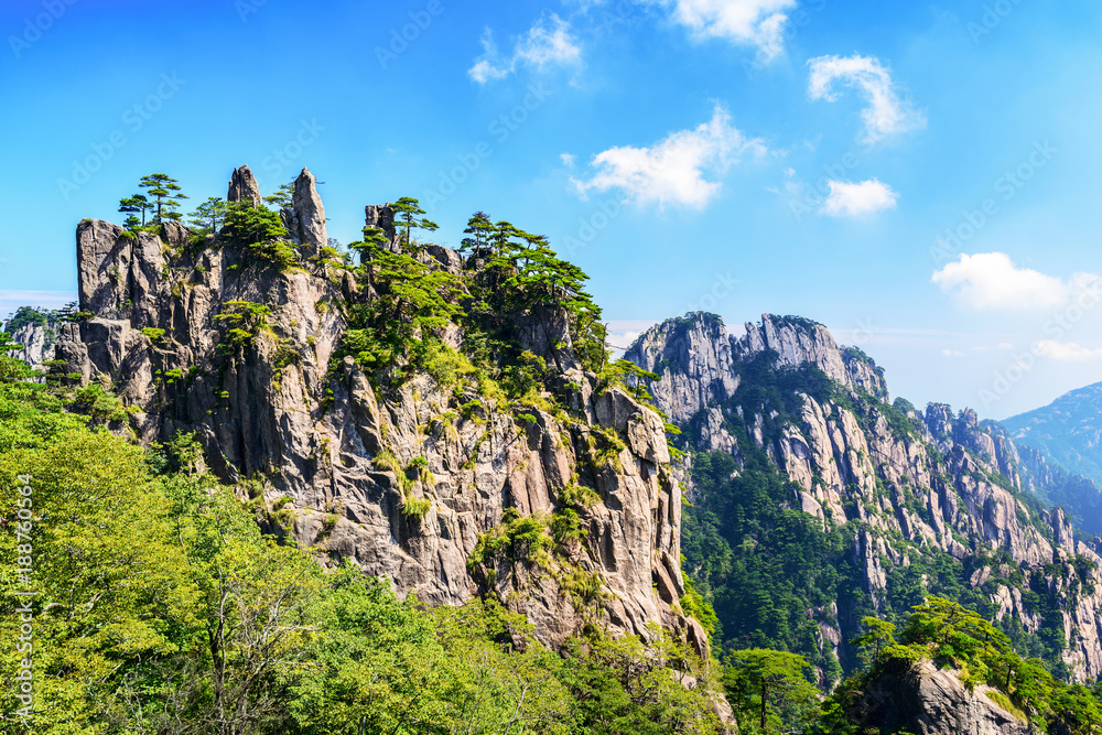 黄山（黄山），位于中国安徽。