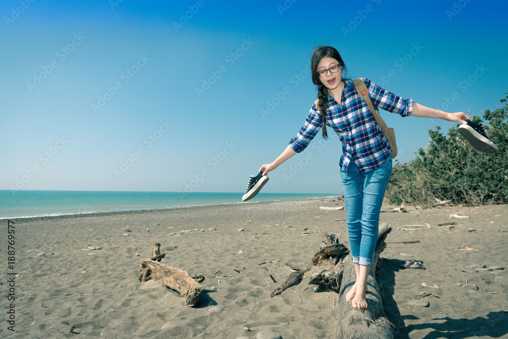 快乐的美女旅行者去海滩旅行