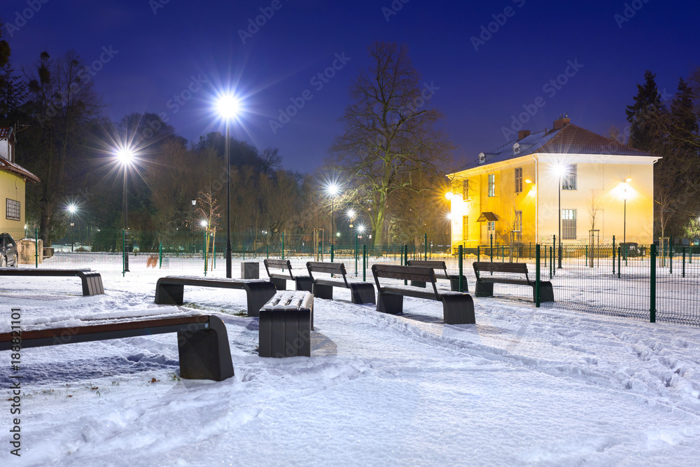 波兰黄昏操场上的雪地冬天