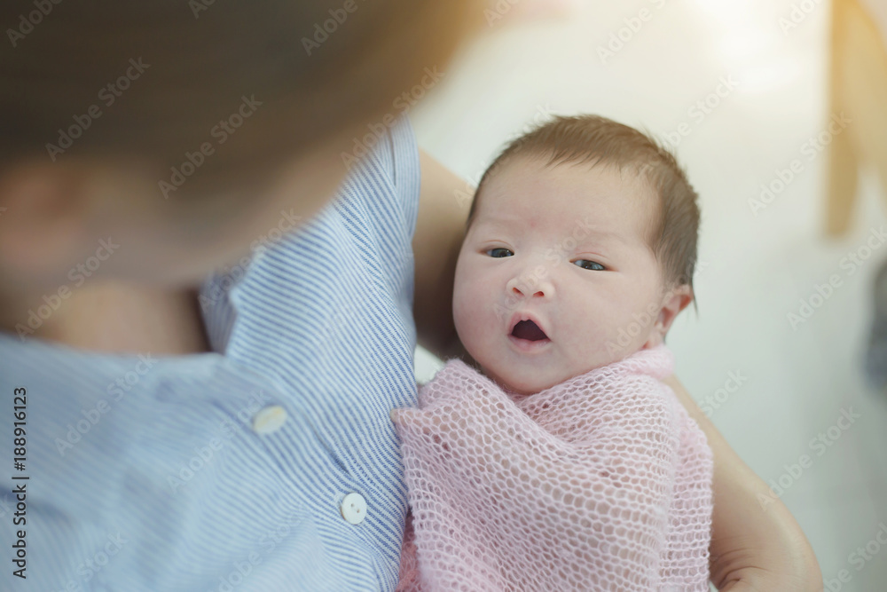 妈妈小心照顾她可爱的新生儿