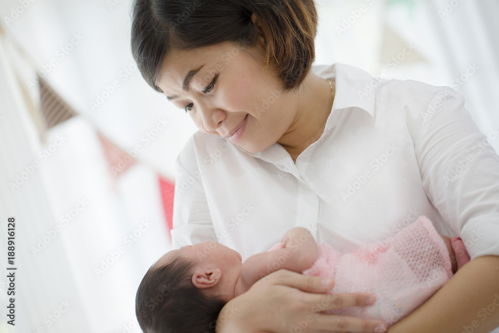 妈妈小心照顾她可爱的新生儿