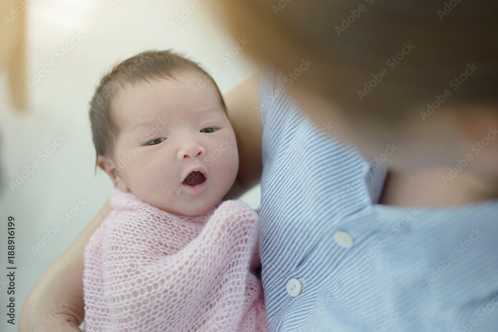 妈妈小心照顾她可爱的新生儿