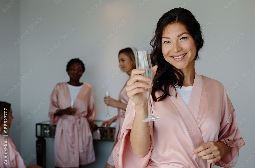 女人在卧室里庆祝母鸡派对