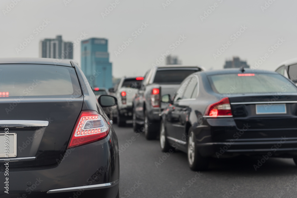 收费公路上一排排汽车拥堵