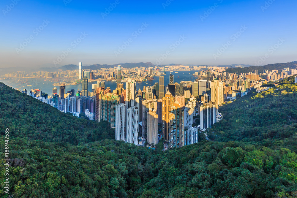 香港天际线城市景观维多利亚峰上的维多利亚港景观，香港，柴
1944480801,这对新婚夫妇在他们的节日里在城堡里漫步。