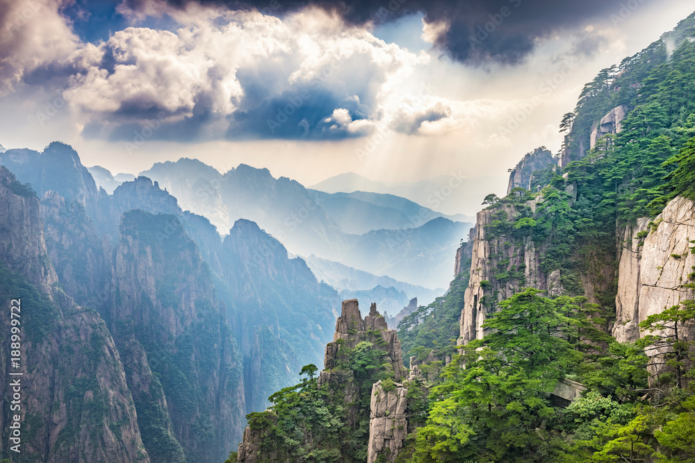 黄山（黄山）景观。位于中国东部的安徽省。