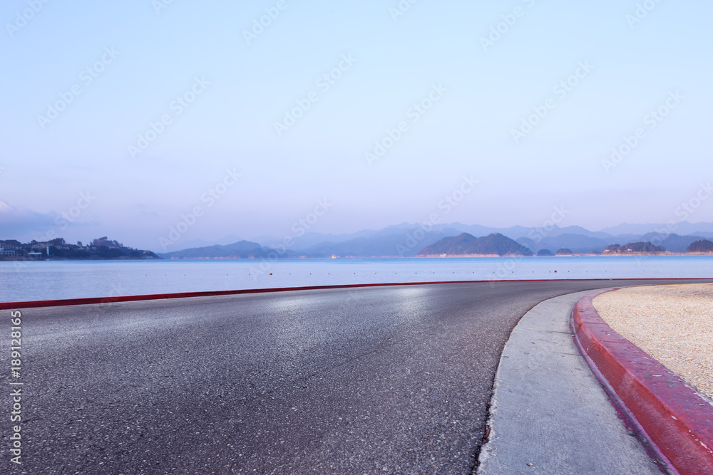 空旷的柏油路，美丽的湖泊