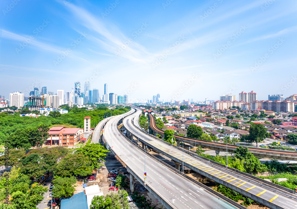 高架道路和现代建筑鸟瞰图