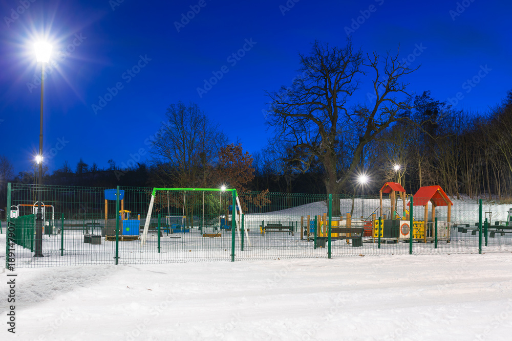 波兰黄昏操场上的雪地冬天