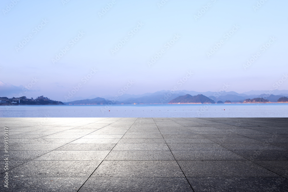 空的大理石地板，美丽的湖泊