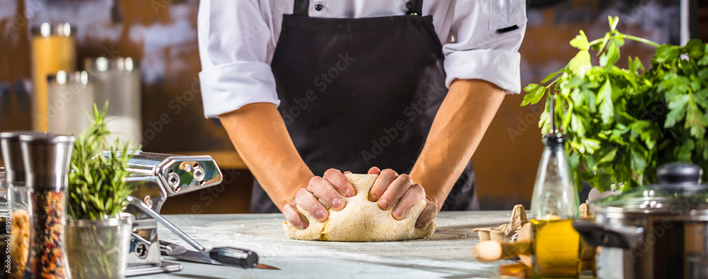 Chefkoch in der Küche ( Teig Zubereitung)