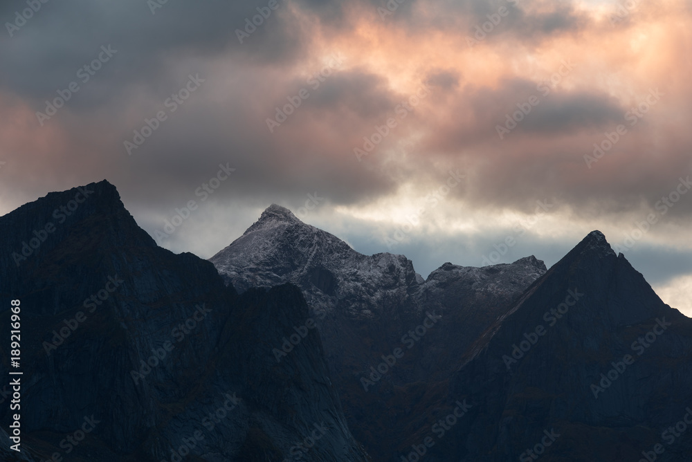 挪威罗弗敦群岛日落时的山峰美景