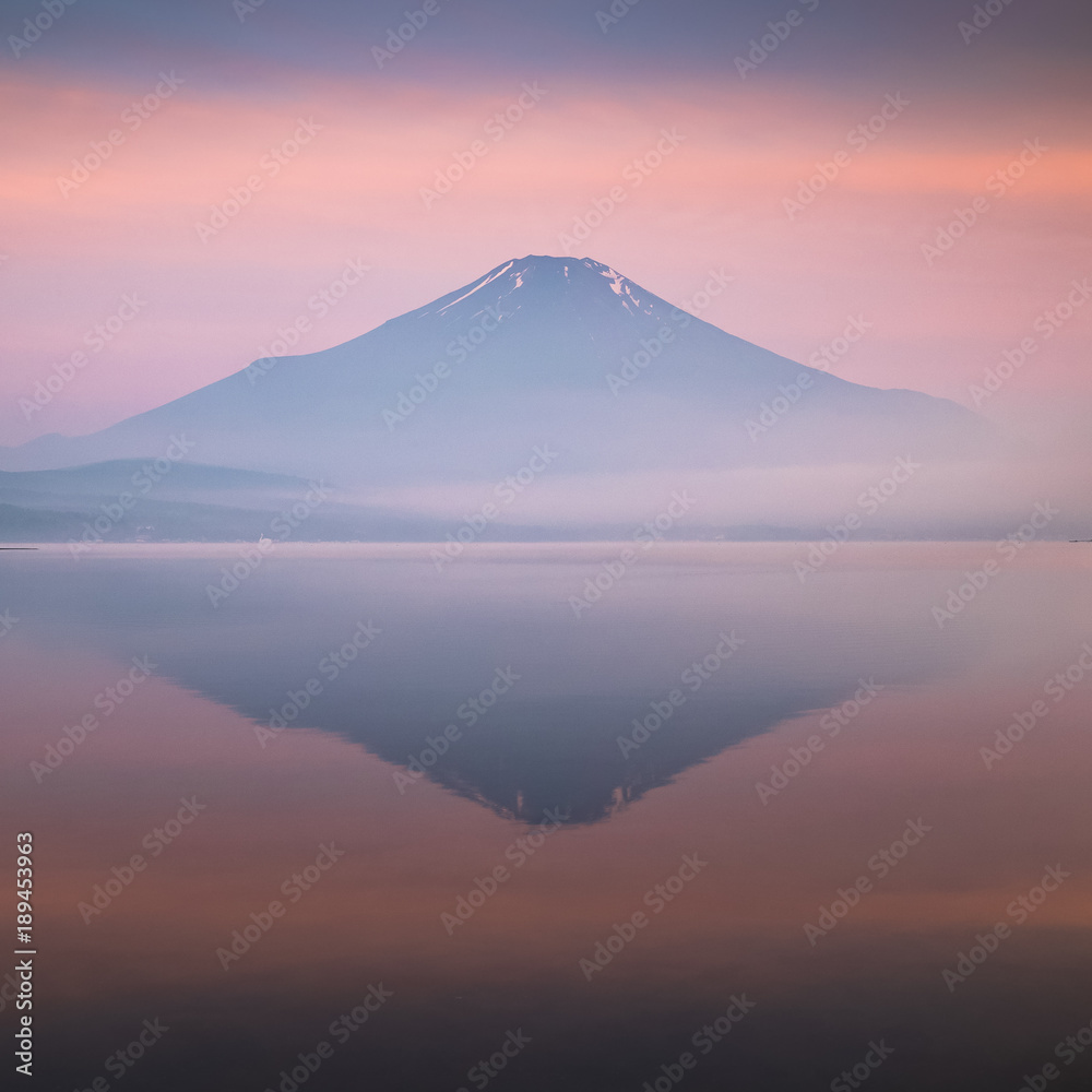 富士山，早晨在山中湖倒影