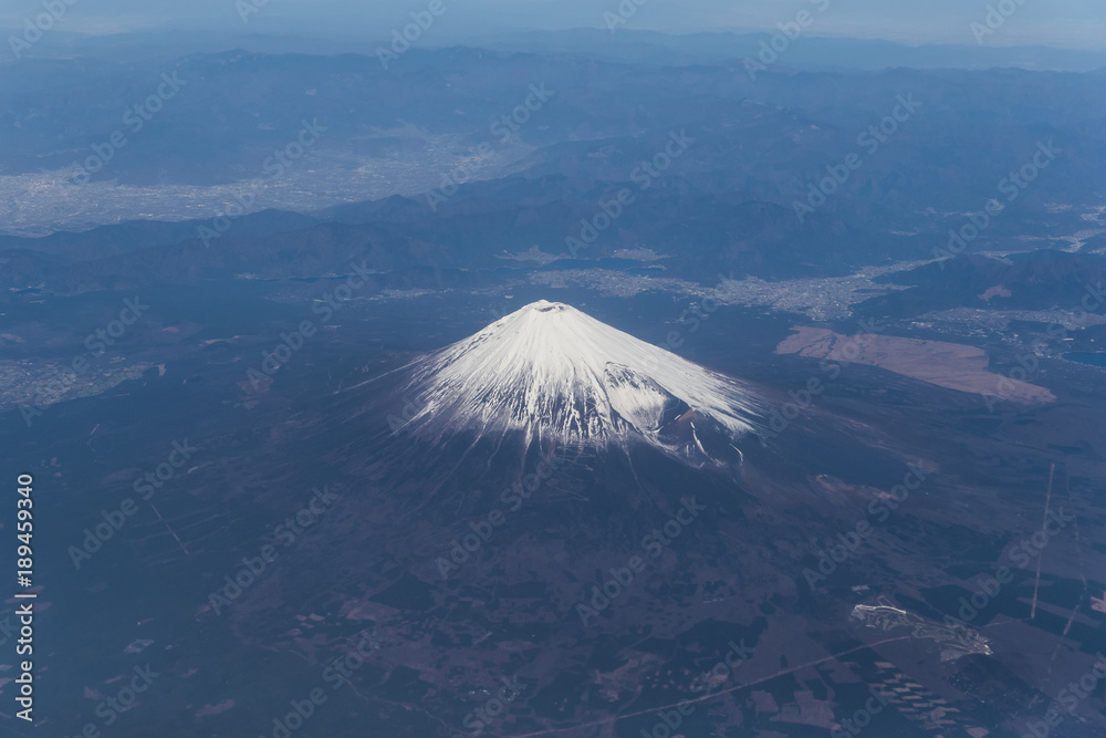 冬季有雪的富士山顶，从东京起飞后在飞机上拍摄