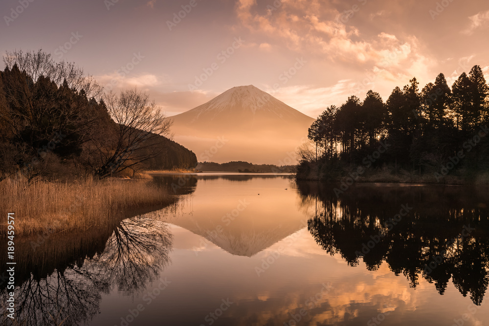 富士山和谷美湖在冬季有美丽的日出。谷美湖是Mo附近的一个湖