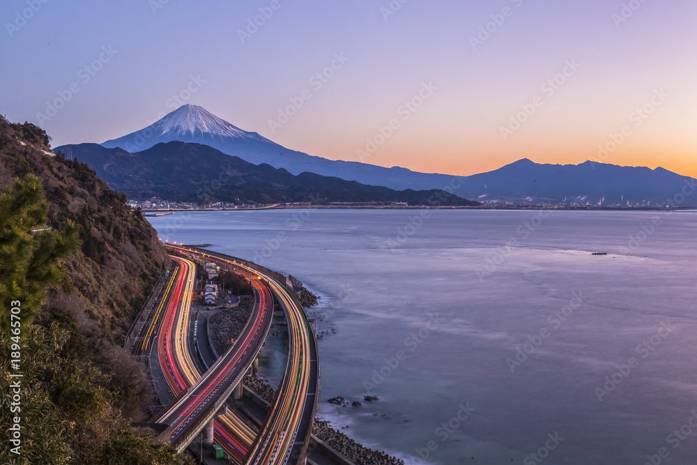 从Satta toge的角度看，静冈的富士山和骏河湾在冬季的早晨