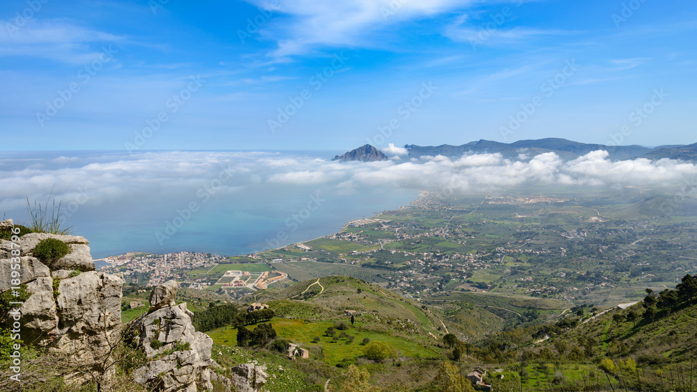 Widok nad chmurami z góry Erice, Sycylia.